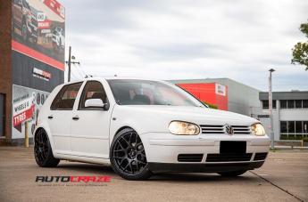 VOLKSWAGEN GOLF RELOAD SATIN BLACK